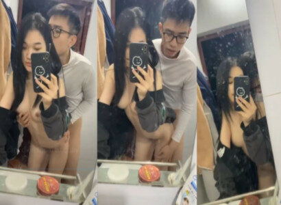 Cặp đôi sinh viên trẻ địt nhau trước gương